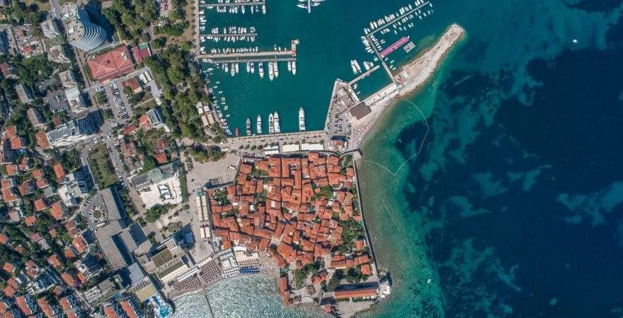 Продажа недвижимости STATUS, Черногория, Будванский регион, Бечичи | Villacarte