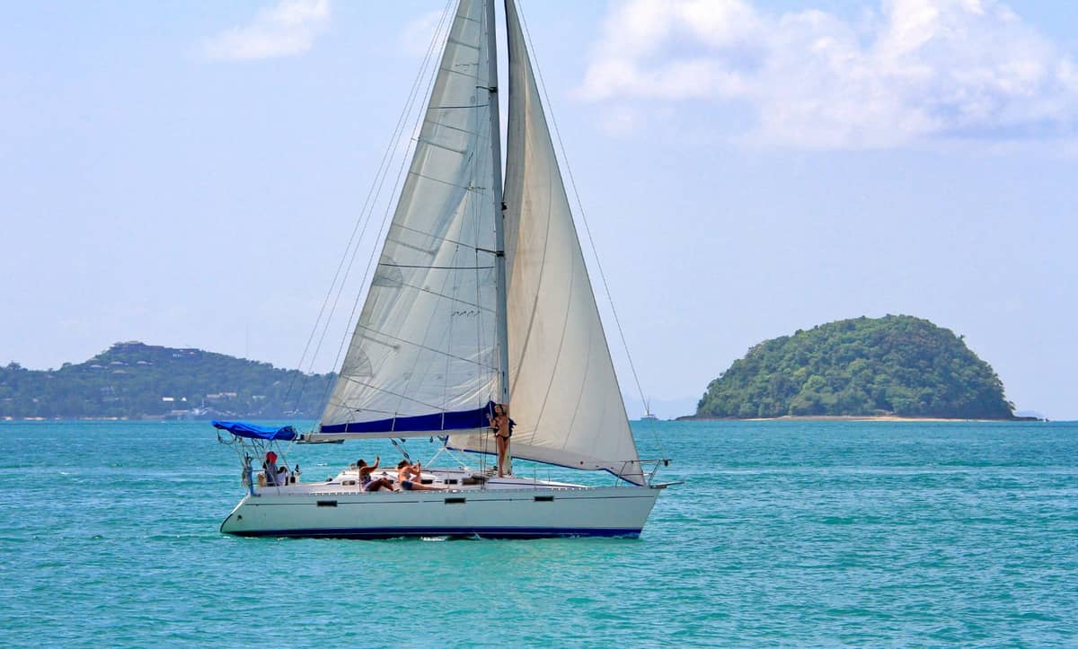 Морская прогулка на парусной яхте Beneteau 37 | Чалонг - Водные развлечения вместе с VillaCarte