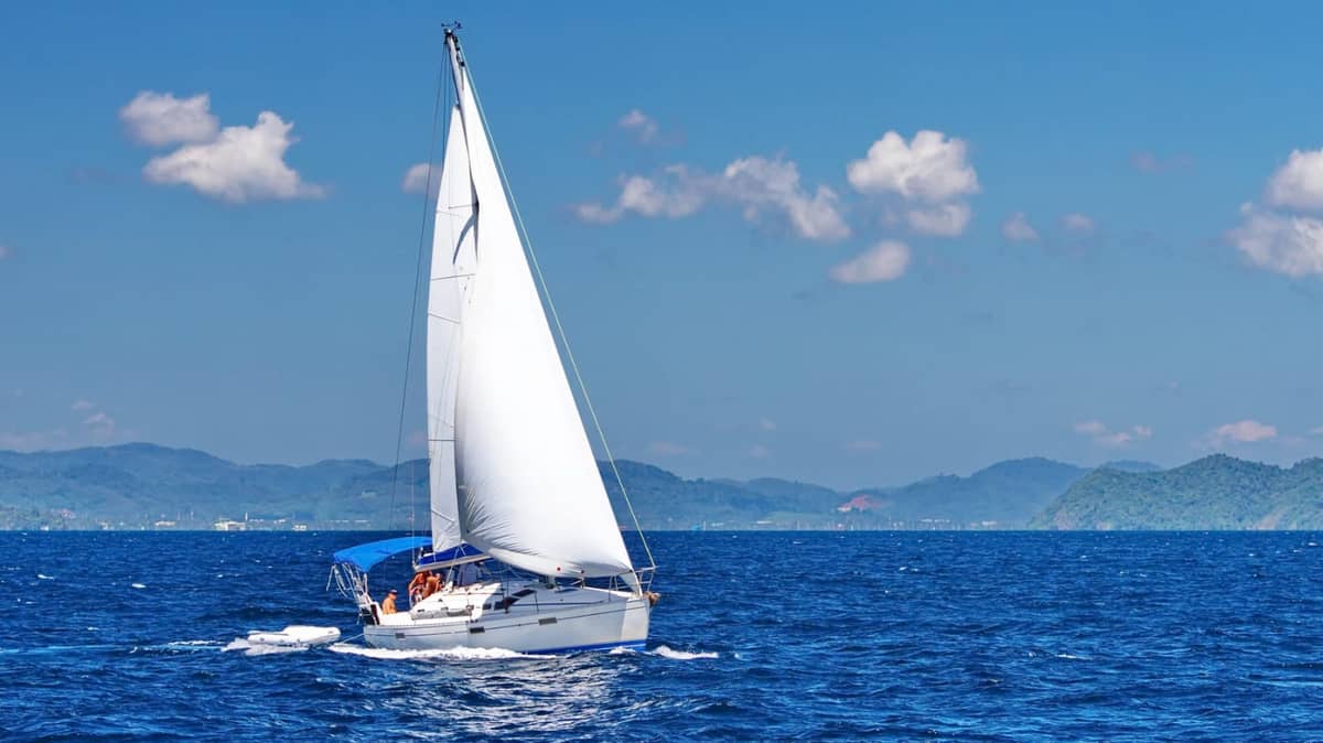 Морская прогулка на парусной яхте Beneteau 37 | Чалонг - Водные развлечения вместе с VillaCarte