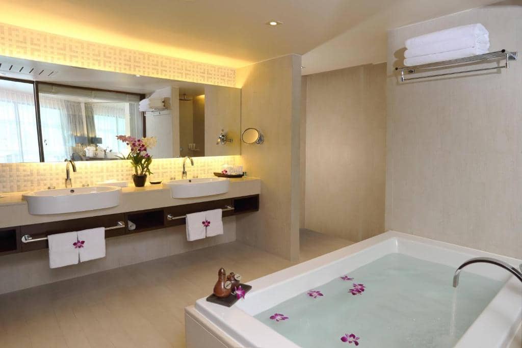 Rent apartments Oceanfront Delux Suite, Thailand, Phuket, Karon | Villacarte