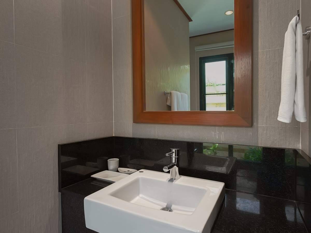 Rent villa Baan Bua Hoata, Thailand, Phuket, Nai Harn | Villacarte
